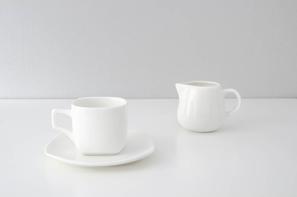 Ensemble d'ustensiles blancs pour café sur fond blanc - Photo, image