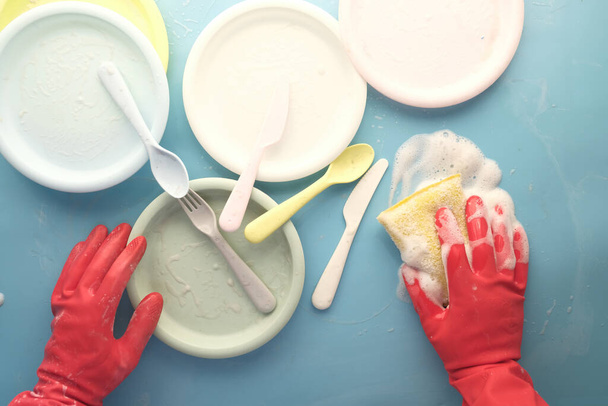 houba, gumové rukavice a barevný talíř na modré  - Fotografie, Obrázek