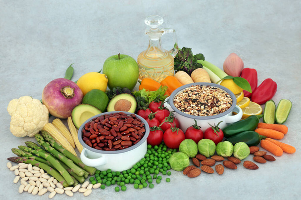 Φυτικά vegan συλλογή υγιεινών τροφίμων για την ευημερία είναι πολύ υψηλή σε διαιτητικές ίνες, πρωτεΐνες, αντιοξειδωτικά, ανθοκυανίνες, μέταλλα, βιταμίνες, λυκοπένιο και έξυπνους υδατάνθρακες. Ηθική διατροφή & σκληρότητα ελεύθερη έννοια.   - Φωτογραφία, εικόνα
