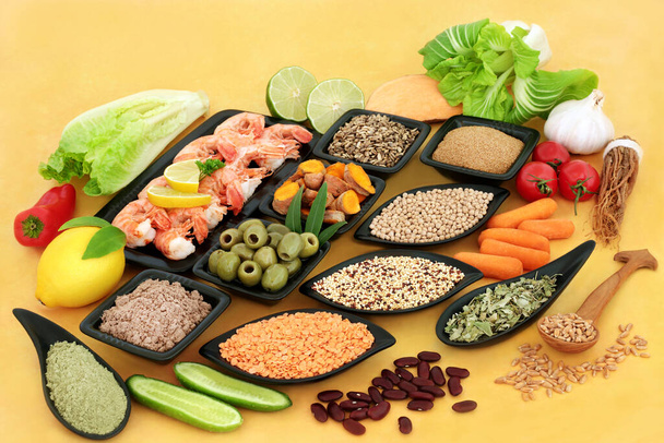 Superfood az egészséges kiegyensúlyozott étrend magas fehérje, omega 3, vitaminok, ásványi anyagok, antioxidánsok, antocianinok és rost. Immunerősítő egészségügyi koncepció a foltos sárga. - Fotó, kép