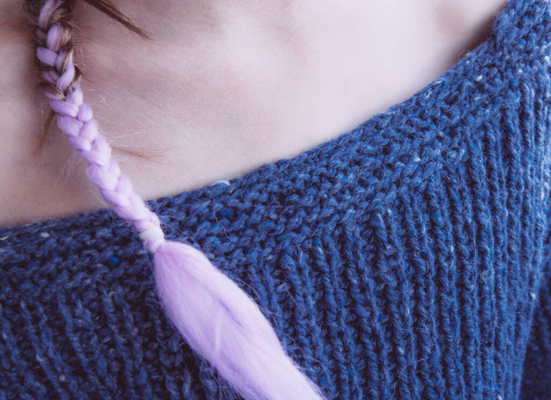 Ragazza in morbido caldo blu scuro maglia maglione e un codino con kanekalon rosa - Foto, immagini