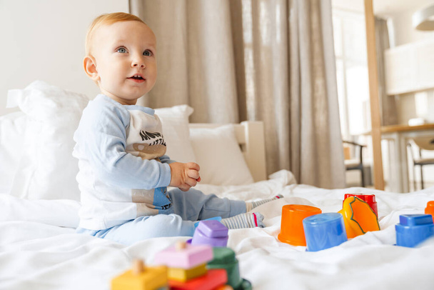 Happy smiling little baby boy playing on bed - Foto, Bild