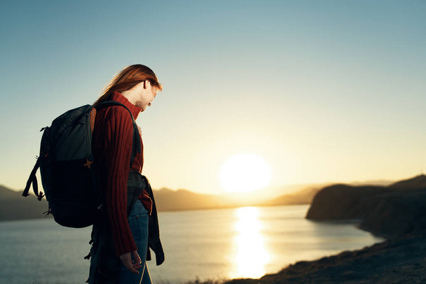 femme touriste avec sac à dos sur la nature paysage coucher de soleil - Photo, image