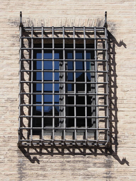 Lattice sulla finestra del palazzo nella città di Saragozza in Spagna - verticale - Foto, immagini