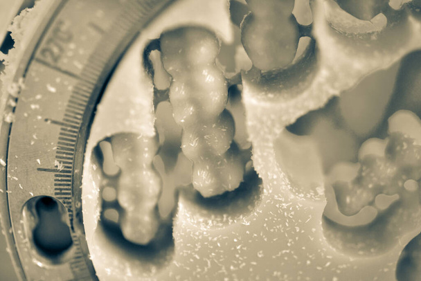 Zahnfräsmaschine schneidet Form menschlicher Zähne heraus - Foto, Bild