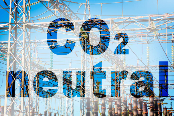 CO2 nötr metin - bir elektrik direğine karşı konsept görüntü. - Fotoğraf, Görsel