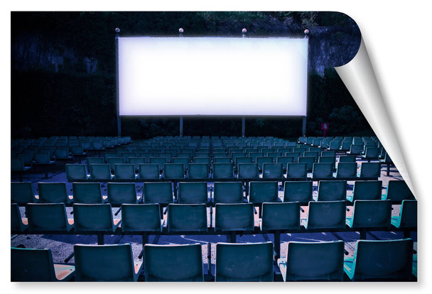Υπαίθριος κινηματογράφος με καρέκλες και λευκή οθόνη προβολής στη φύση - μπούκλα και σκιά σχέδιο έννοια εικόνα με αντίγραφο spac - Φωτογραφία, εικόνα