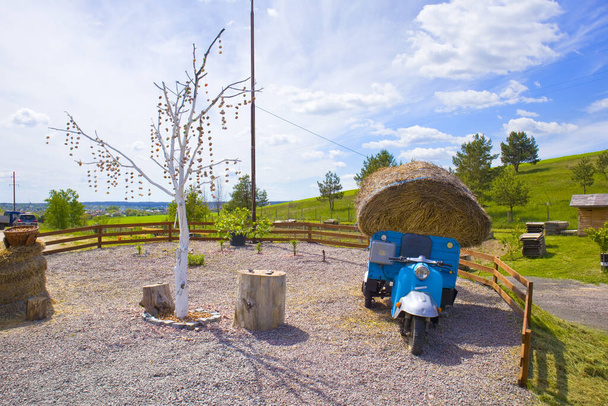 Мотоцикл с сеном на ферме в солнечный день - Фото, изображение
