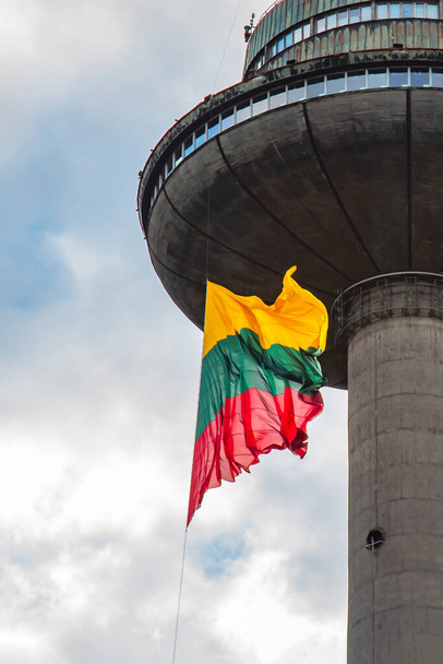 lithuania lippu lentää televisiotornissa - Valokuva, kuva