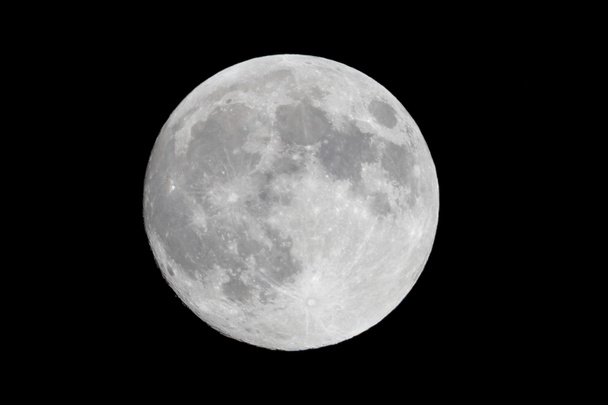 Luna llena en el cielo negro. Vista detallada. - Foto, Imagen