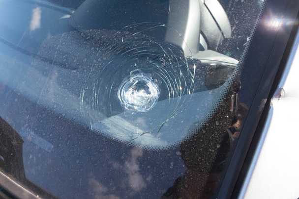 rozbití čelního skla automobilu, poškození skla - Fotografie, Obrázek