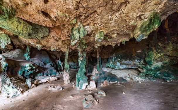 山の中の洞窟 - 写真・画像