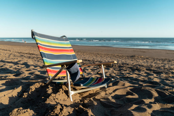 Relaxační křeslo na pláži. Koncept dovolené, cestování a relaxace.  - Fotografie, Obrázek
