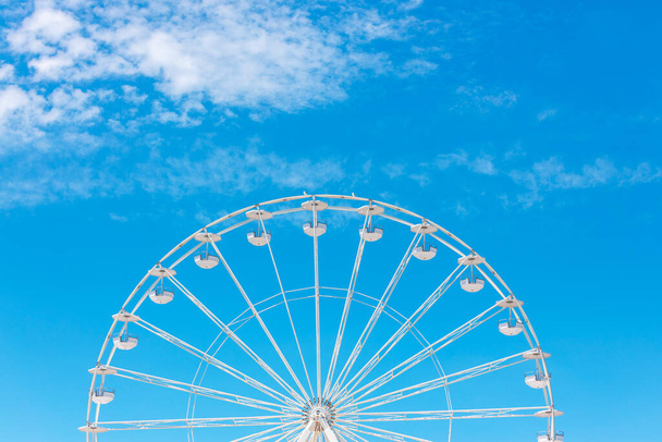 Ferris Wheel with Blue Sky and clouds - Fotoğraf, Görsel