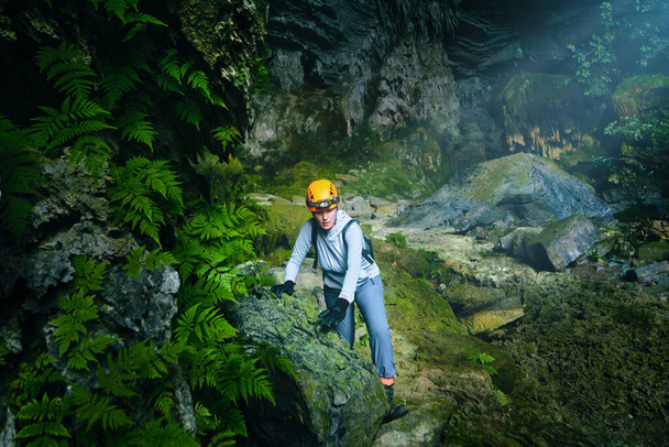 Matkustaja tutkii kaunis Hang Tien Cave Phong Nha Ke National Park Vietnam - Valokuva, kuva