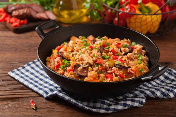 Traditional jambalaya perepared in wok, serwed on plate. Front view. - Fotoğraf, Görsel