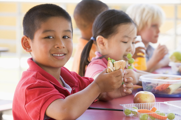 Kindergarten children eating lunch - Foto, imagen