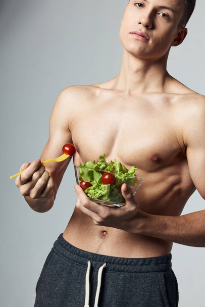 bello atletico ragazzo topless piatto insalata sano cibo allenamento - Foto, immagini