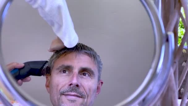 Corte de pelo en casa. Peluquería femenina peinando el pelo a su marido con reflexiones mrror - Metraje, vídeo