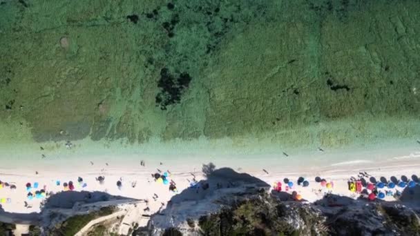 Elba Island, Italië. Verbazingwekkend neerwaarts uitzicht vanuit de drone van Capo Bianco Beach in de buurt van Portoferraio - Video