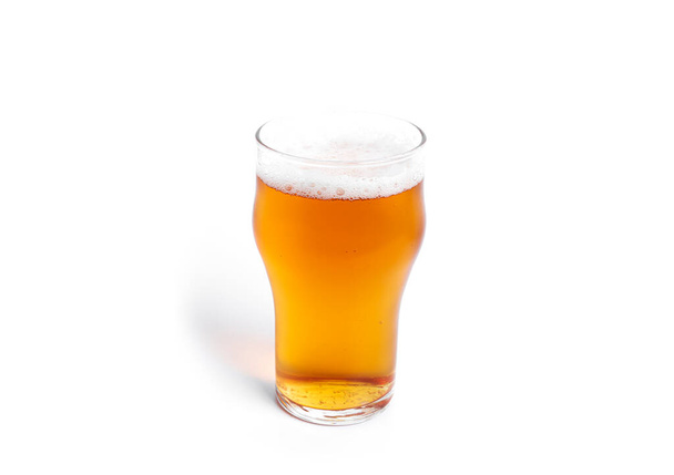 Sklenice světlého piva izolovaného na bílém pozadí. Světlé pivo. - Fotografie, Obrázek