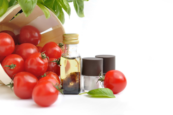 cherry tomaten en kruiden - Foto, afbeelding