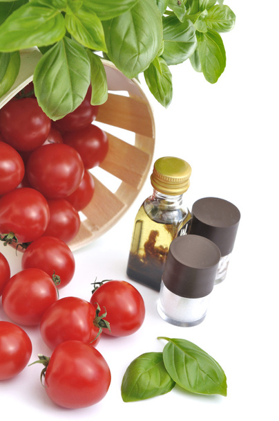 tomates cherry y condimentos
 - Foto, Imagen
