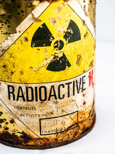 Rozsdás és bomló acéltartály régi radioaktív anyaghordóból, radioaktív hulladék kibocsátás - Fotó, kép
