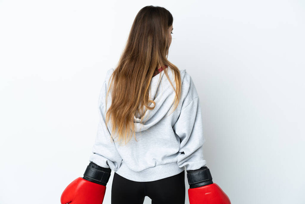 Νεαρή αθλητική γυναίκα πάνω από απομονωμένη φόντο με γάντια πυγμαχίας - Φωτογραφία, εικόνα