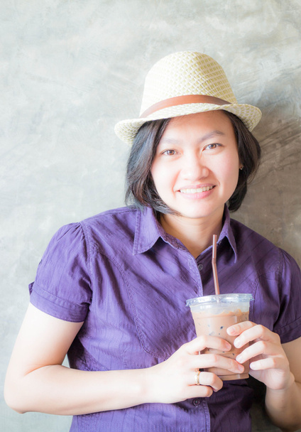 Азіатський жінка посміхаючись в кафе - Фото, зображення