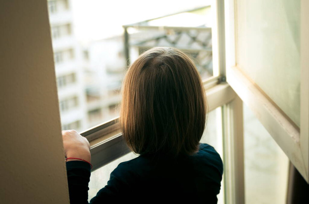 Holčička se dívá z okna - Fotografie, Obrázek