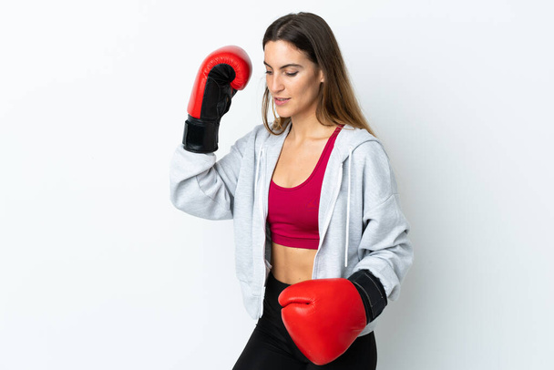 Молодая спортсменка на изолированном фоне в боксёрских перчатках - Фото, изображение