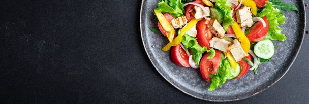 Taze tavuk salatası ve sebze domates, salatalık, biber organik sağlıklı yemek tabağı sağlıklı yemek atıştırmalığı arka plan fotokopisi. Üst görünüm keto veya paleo diyet vejetaryen - Fotoğraf, Görsel