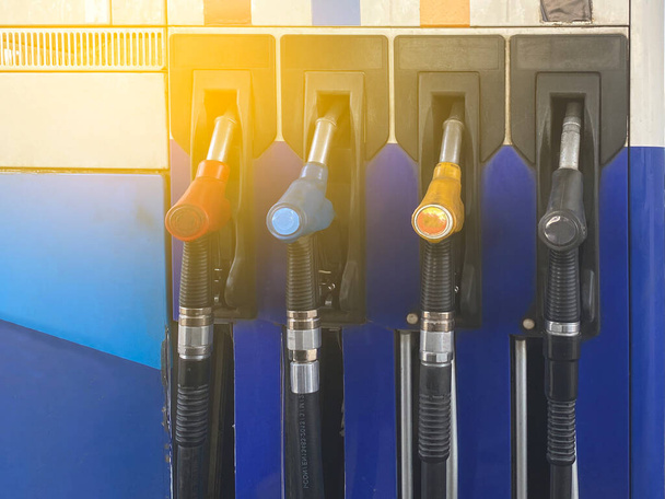 Ανεφοδιασμός βενζίνης. Βενζινάδικο με ακροφύσια για γέμισμα του αυτοκινήτου με καύσιμα. Αντλία γκαζιού. Πολύχρωμες αντλίες αερίου. Βενζίνη - Φωτογραφία, εικόνα