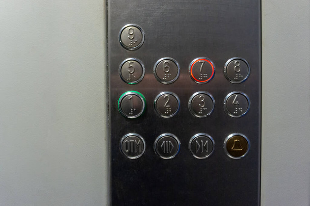 botões de metal no elevador de passageiros carro de 1 a 9 do elevador close-up - Foto, Imagem