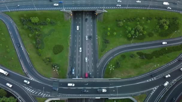 Letecký pohled létání nad naloženými vozy s dopravní zácpou v dopravní špičce na dálnici s mostem - Záběry, video