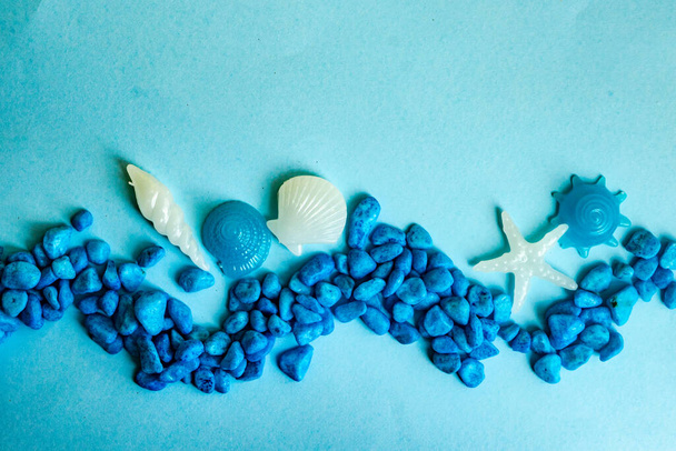 Літній фон з морськими синіми каменями на кольоровому фоні
 - Фото, зображення