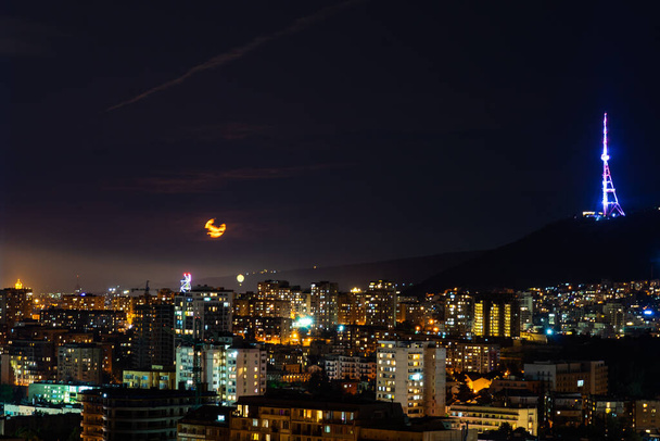 Levantamiento de la Superluna el 27 de mayo de 2021 sobre el centro de Tbilisi, Georgia - Foto, imagen