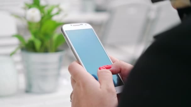 Женщина пишет сообщение на мобильный телефон в 4k замедленной съемки 60 кадров в секунду - Кадры, видео