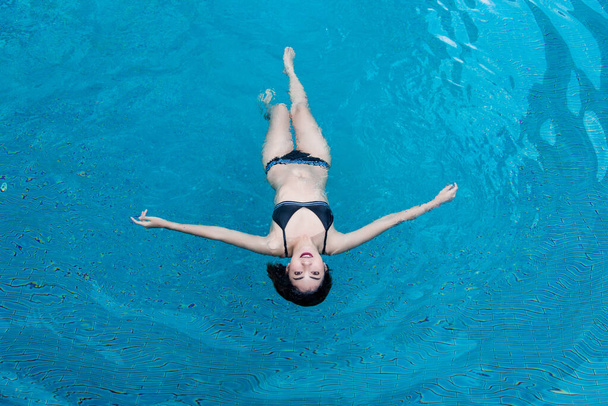 szczęśliwy powołanie Azji kobieta relaks na wodzie basen w lato tło   - Zdjęcie, obraz