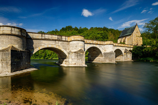 A Werra folyó feletti történelmi híd Creuzburgban, a Werra völgyben, Türingiában - Fotó, kép