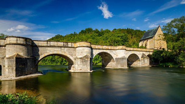 Lo storico ponte sul fiume Werra a Creuzburg nella valle della Werra in Turingia - Foto, immagini