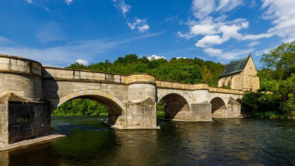 A Werra folyó feletti történelmi híd Creuzburgban, a Werra völgyben, Türingiában - Fotó, kép