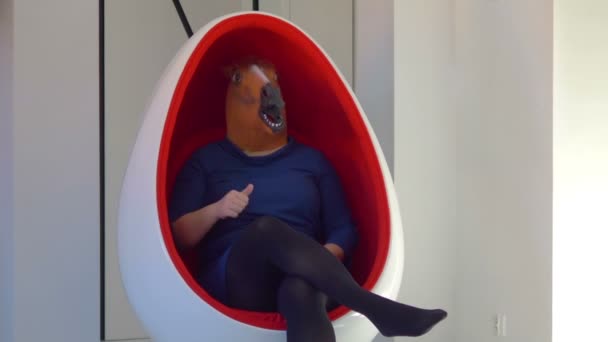 Nő egy ló maszk mutatja rendben 4k lassított felvétel 60fps - Felvétel, videó