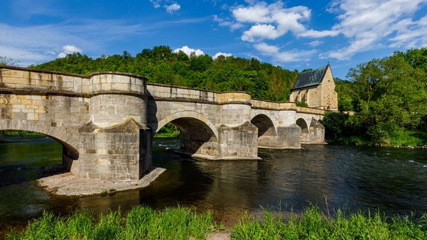 Історичний міст через річку Верра в Кройцбурзі, в долині Верра в Тюрингії. - Фото, зображення