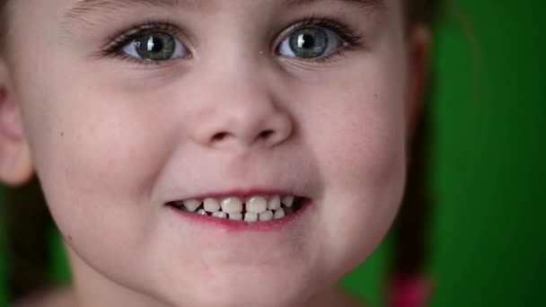 Dívka ukazuje své dětské zuby, bílé dětské zuby, ústní hygiena, pomalý pohyb dítěte. - Záběry, video