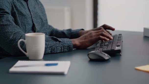 Gros plan des mains de l'homme afro-américain tapant sur le clavier de l'ordinateur - Séquence, vidéo