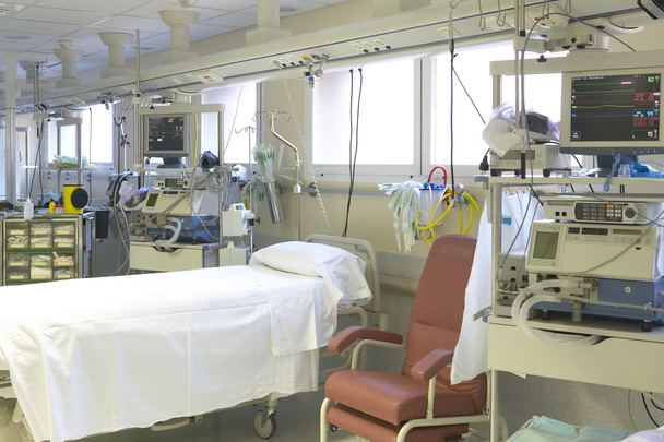 Salle d'urgence hospitalière avec lit et équipement
 - Photo, image