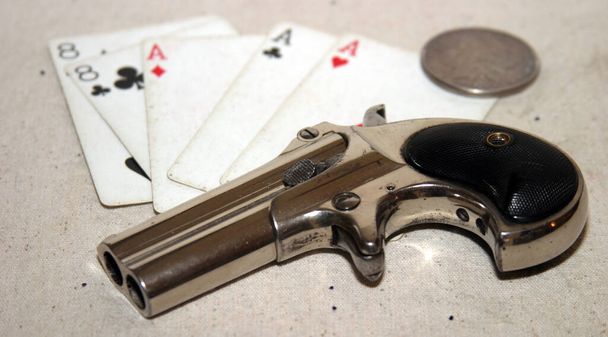 Eredeti antik 1887 Dupla Derringer Pocket Pistol. Elkülönítve a fehér, helyet a szöveges vagy információs. Kb. 1889 körül, 95-ös modell, II. típus, 3. modell Dupla Derringer a kártyaasztalon ászokkal és nyolcasokkal más néven egy Dead Mans Hand. Halott ember kéz..  - Fotó, kép