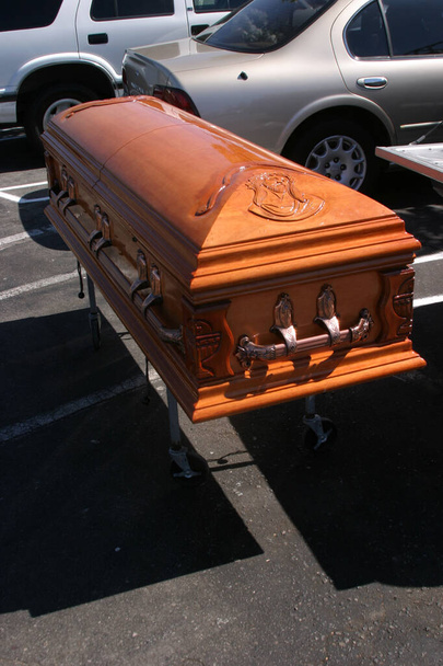 Cercueil. cercueil à vendre dans un stationnement d'un échange Rencontrer ou cour Vente.  - Photo, image